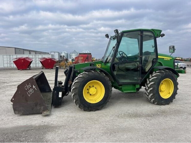 2002 DEERE 3200 equipment photo