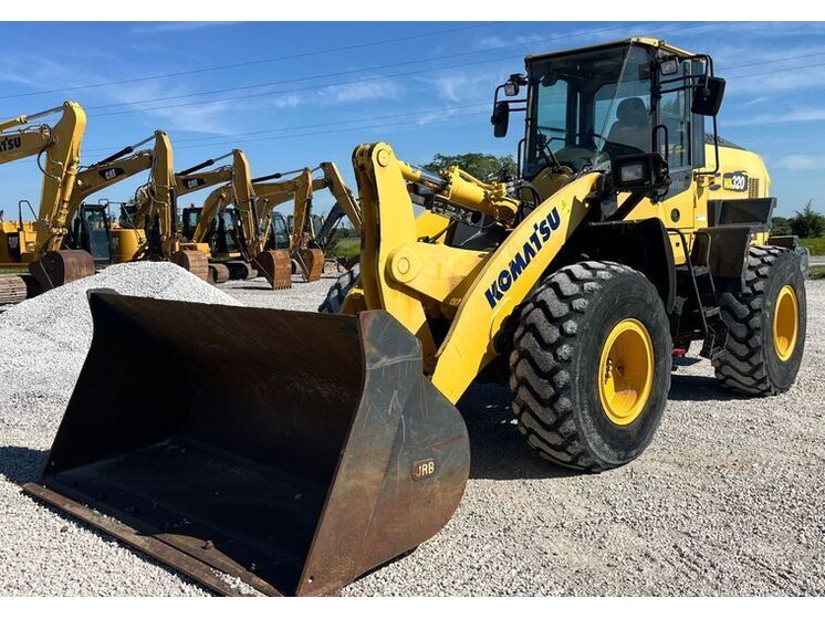 2018 Komatsu WA320-8